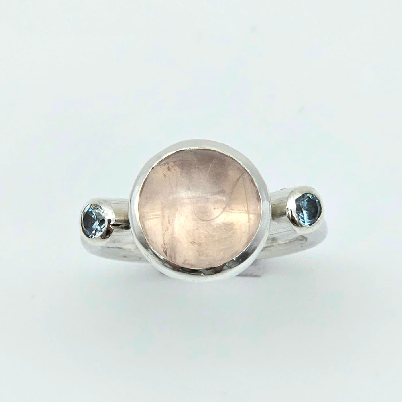 Anillo Bohemia premium con cuarzo rosa