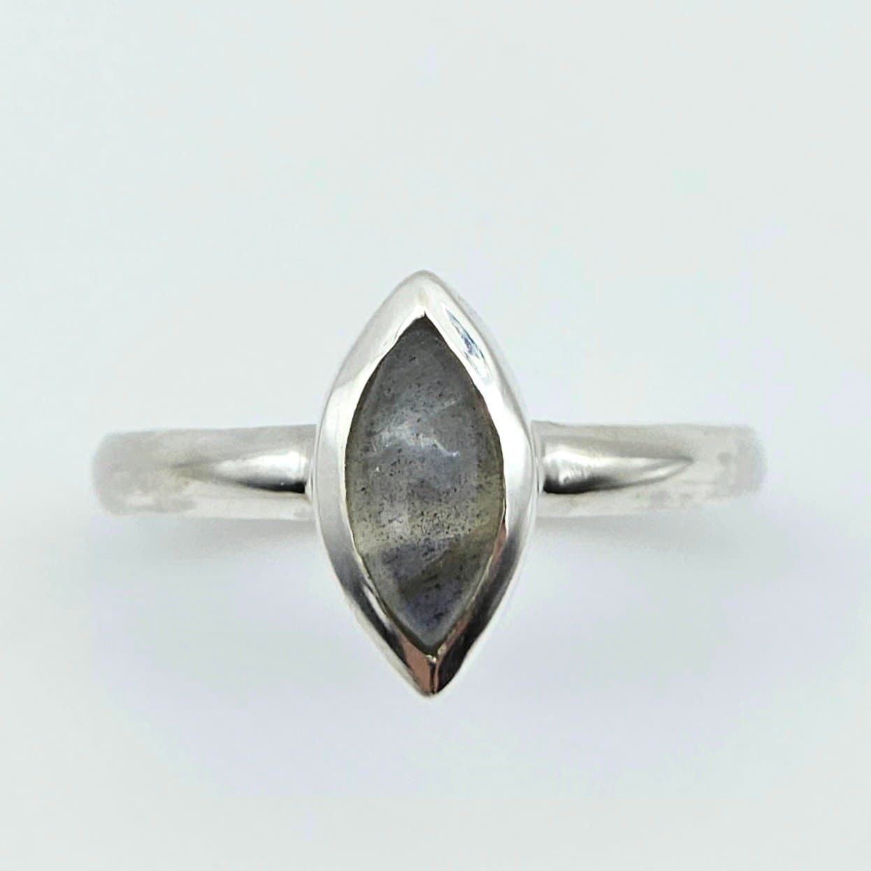 Anillo Bombé con Labradorita navette .