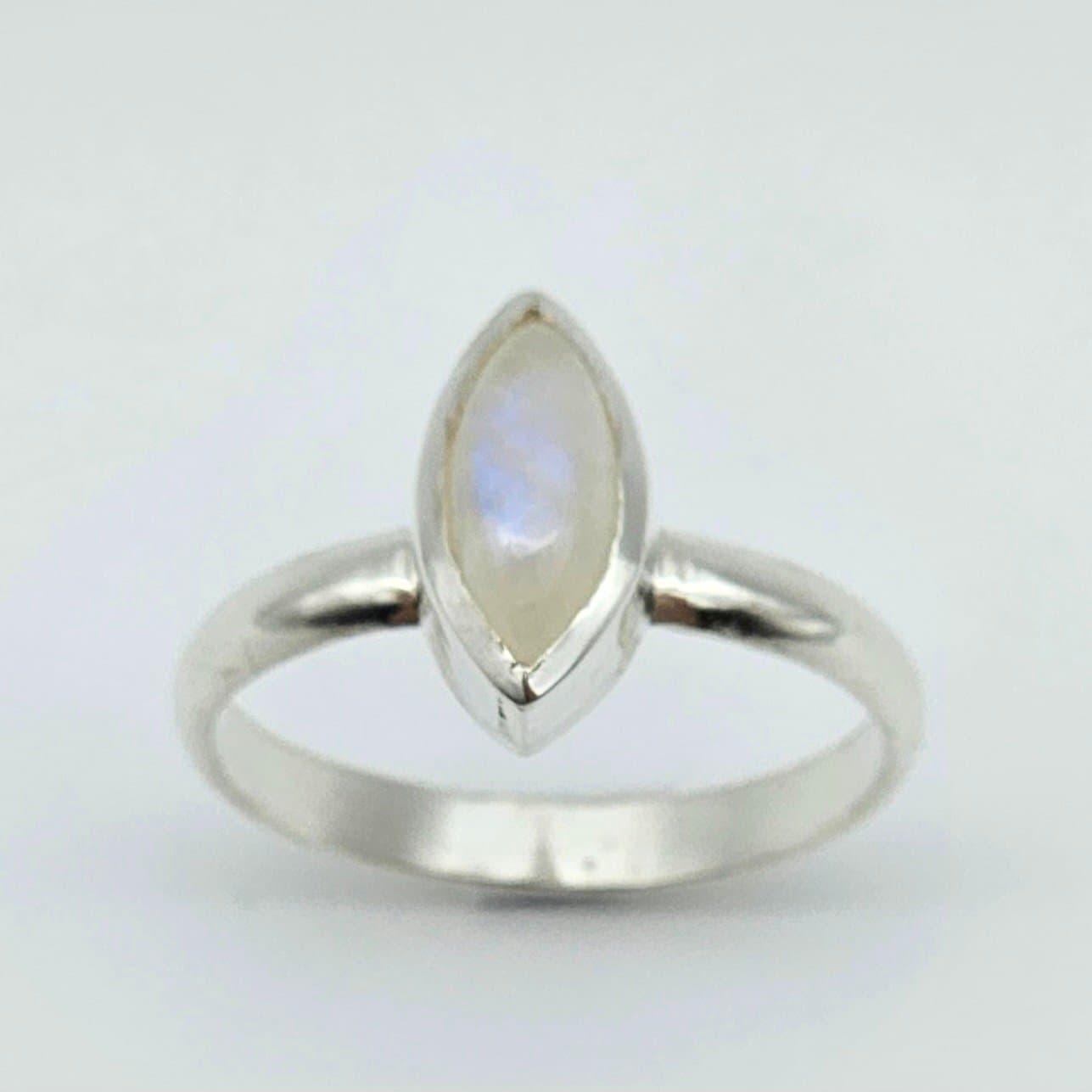 Anillo Bombé con Piedra Luna talla navette .