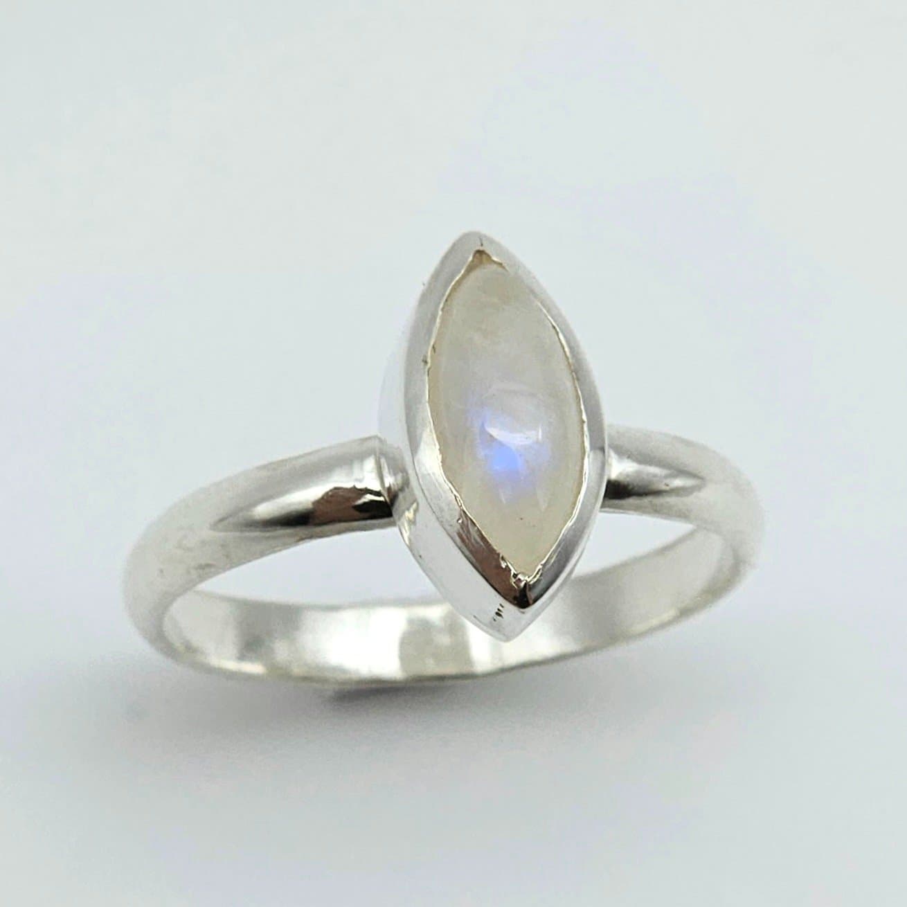 Anillo Bombé con Piedra Luna talla navette .