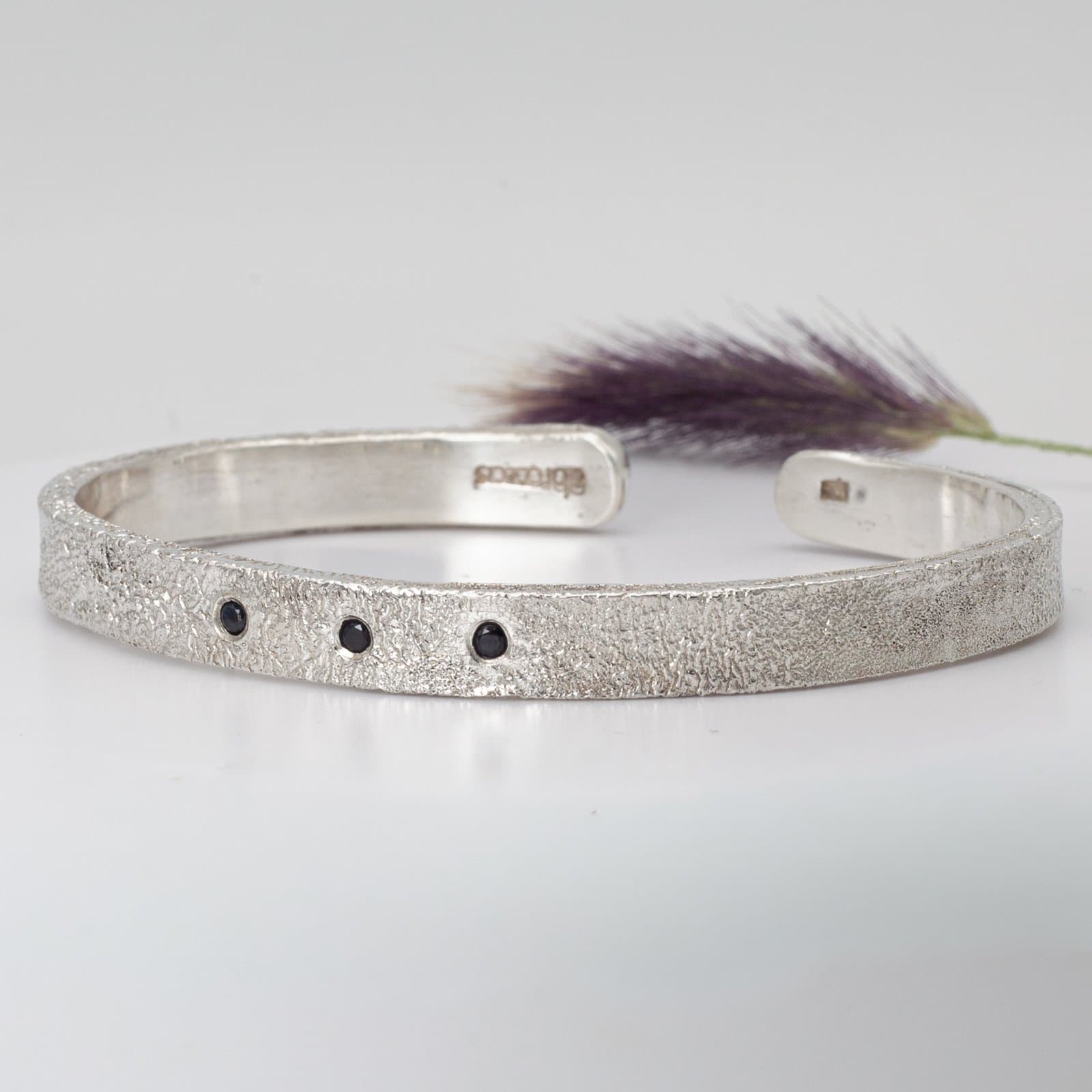 Brazalete Mei con zafiros negros