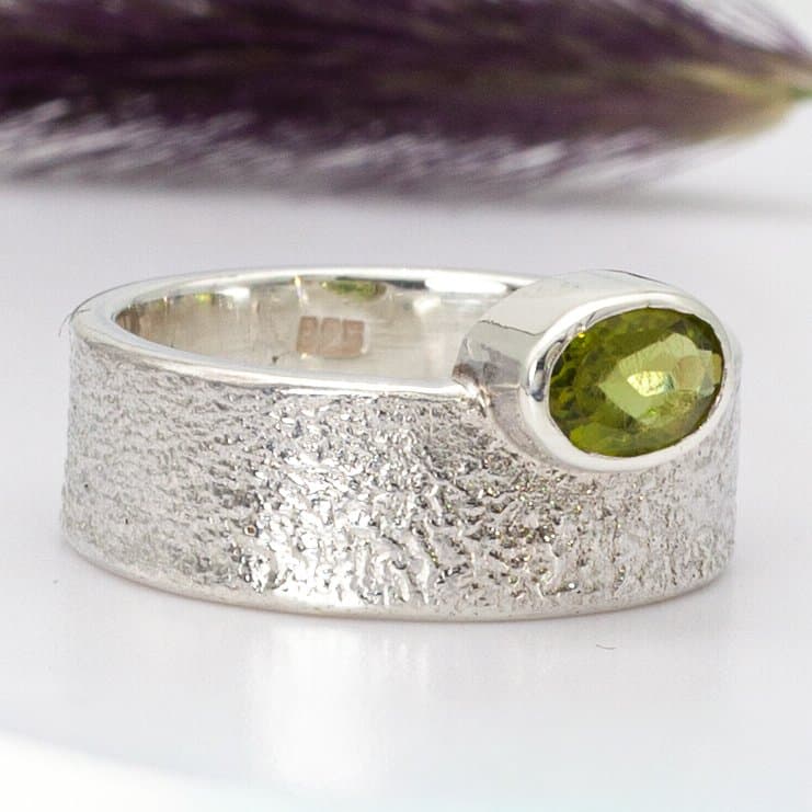 Anillo Magma peridoto medida 17,5mm diámetro interno