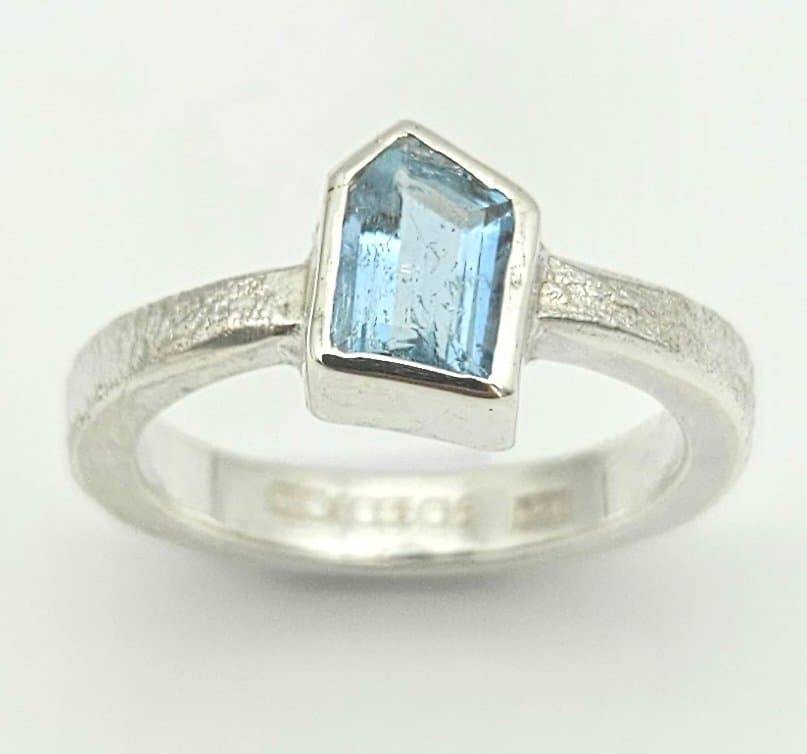 Anillo Ale con Aguamarina irregular