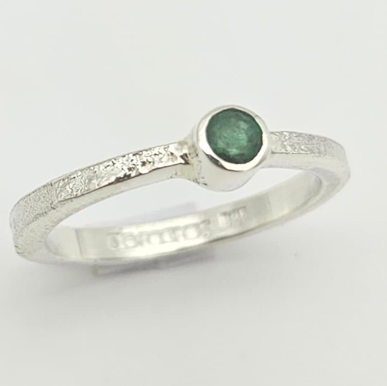 Anillo Ale con Esmeralda