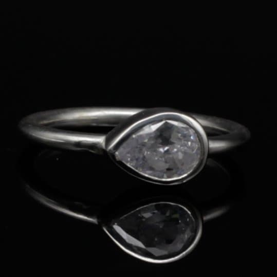 Anillo Equilibrio talla lagrima