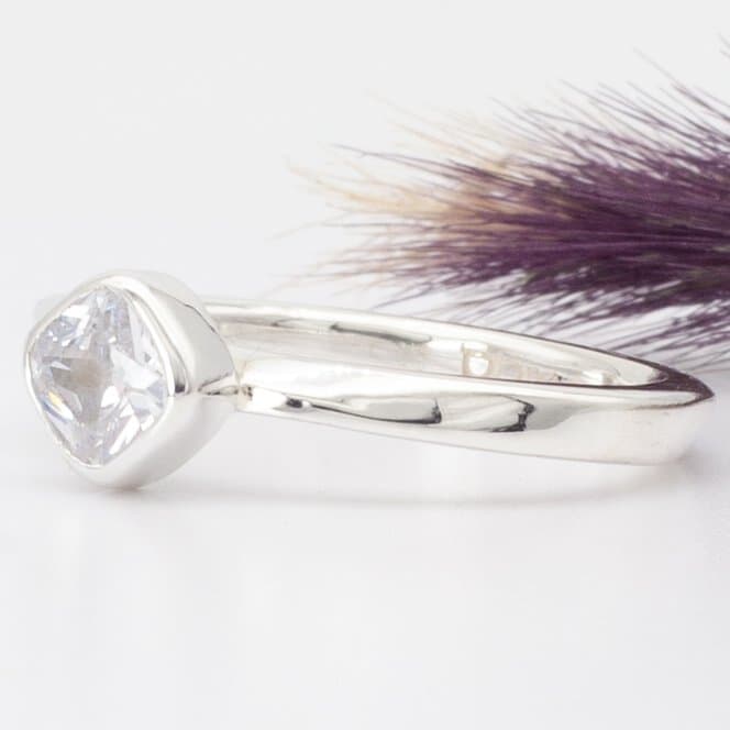 Anillo Möbius con circonia