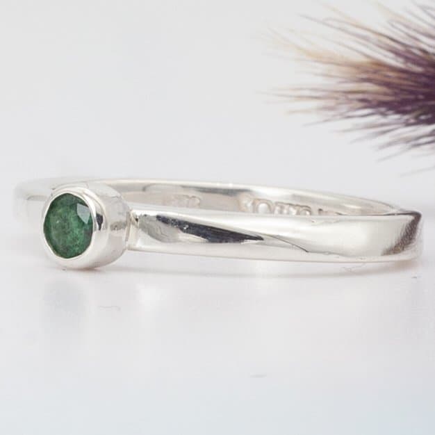 Anillo Möbius con esmeralda