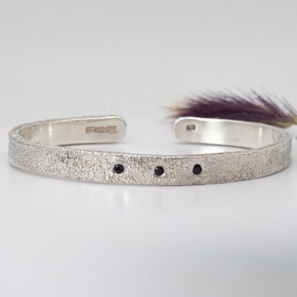 Brazalete Mei con zafiros negros