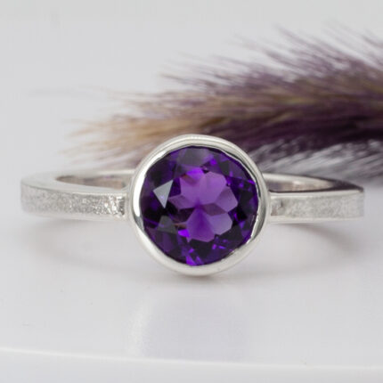 Anillo Ale con amatista talla brillante
