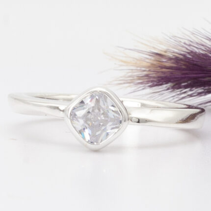 Anillo Möbius con circonia