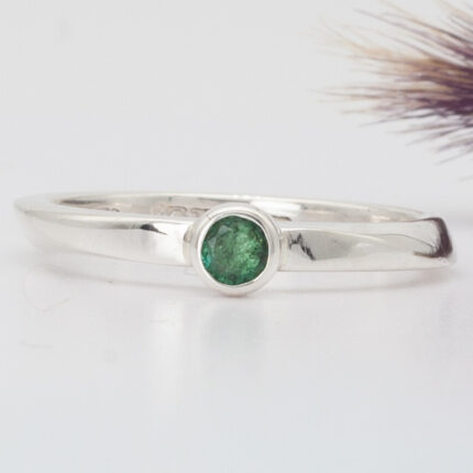 Anillo Möbius con esmeralda